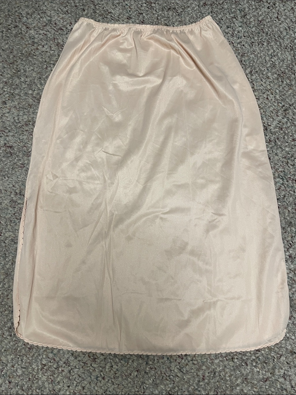 Vintage Women’s nude scalloped hem Half Slip with slit sides